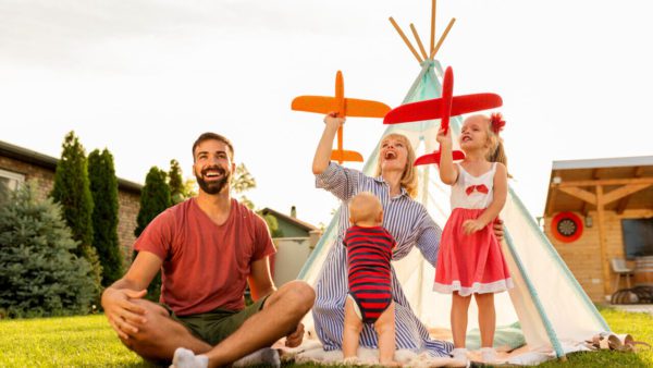 Trasformare il giardino in un ambiente sicuro e divertente per i bambini: suggerimenti e attività estive