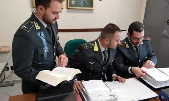 Evasione fiscale multi-milionaria: sette individui denunciati per un intricato schema di fatture fittizie