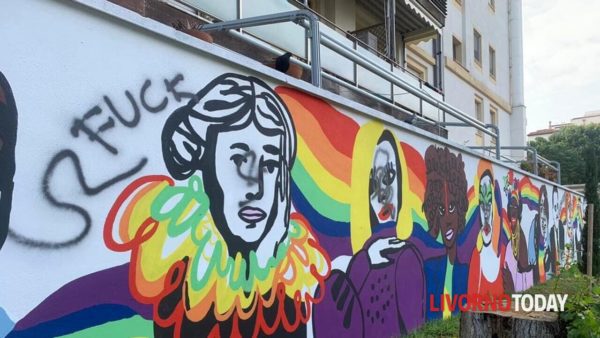 Il sindaco condanna il vandalismo del murale Lgbtqia+ attribuito agli atti di omolesbobitransfobia