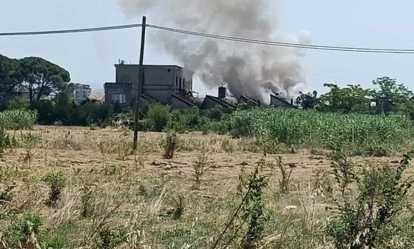 Incendio scoppia nuovamente all’ex Antilox di Castello