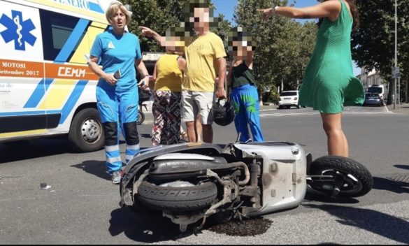 Fuga dopo un incidente: una ragazza di 17 anni rimane ferita dopo che uno scooter viene urtato da un SUV su Viale Alfieri, in corso la caccia all'auto responsabile