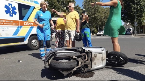 Fuga dopo un incidente: una ragazza di 17 anni rimane ferita dopo che uno scooter viene urtato da un SUV su Viale Alfieri, in corso la caccia all'auto responsabile