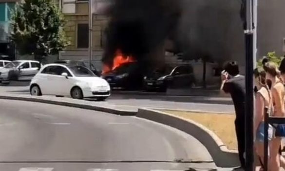 Violento incendio in Viale Belfiore: tre veicoli si consumano tra le fiamme