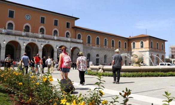 Nuovo episodio di violenza in Piazza della Stazione: quattro persone aggrediscono clienti del bar, tra cui tre minorenni