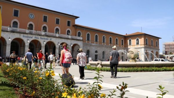 Nuovo episodio di violenza in Piazza della Stazione: quattro persone aggrediscono clienti del bar, tra cui tre minorenni