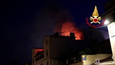 Grande incendio coinvolge due appartamenti, un'operazione di soccorso estremamente complessa da parte dei vigili del fuoco / Galleria fotografica