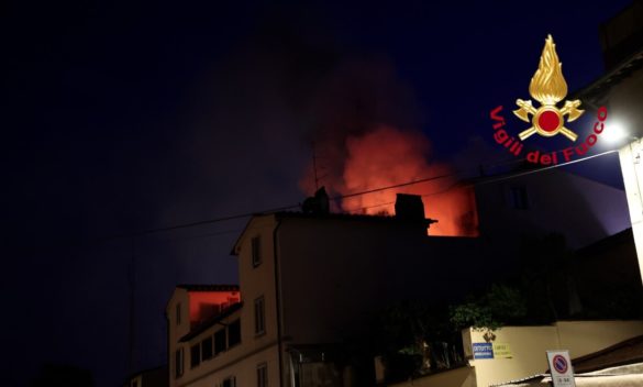 Grande incendio coinvolge due appartamenti, un'operazione di soccorso estremamente complessa da parte dei vigili del fuoco / Galleria fotografica