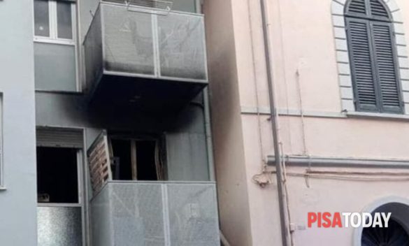 Evacuazione di una palazzina e blocco stradale nella centrale via Alessandro della Spina a causa di un incendio in casa