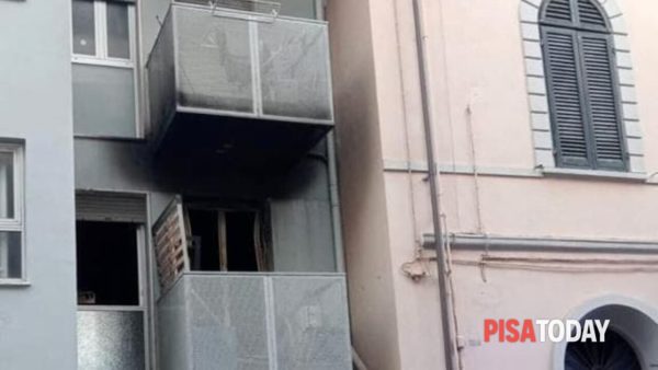 Evacuazione di una palazzina e blocco stradale nella centrale via Alessandro della Spina a causa di un incendio in casa