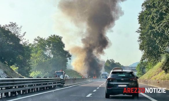 TrafRaffica paralizzata a causa di un camion in fiamme