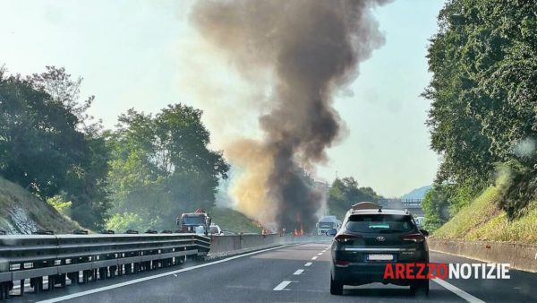 TrafRaffica paralizzata a causa di un camion in fiamme