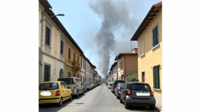 Tre incendi nella ex fabbrica 'discarica': l'opposizione si ribella, chiedendo fine alla vergogna