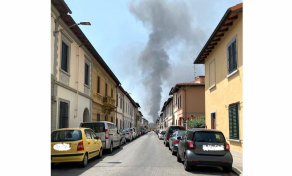 Tre incendi nella ex fabbrica 'discarica': l'opposizione si ribella, chiedendo fine alla vergogna