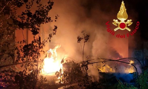 Incendio devastante anche alle Cascine: le immagini choc degli enormi danni
