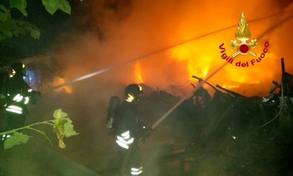 Grande incendio nel condominio: cinque automezzi dei vigili del fuoco sul posto