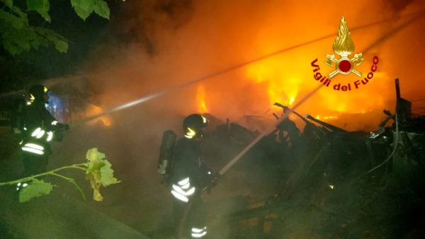 Grande incendio nel condominio: cinque automezzi dei vigili del fuoco sul posto