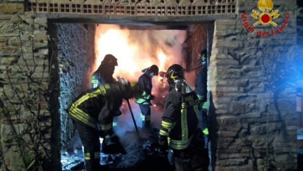 Incendio nella tenuta: due persone intossicate, salvato un bambino di 8 anni