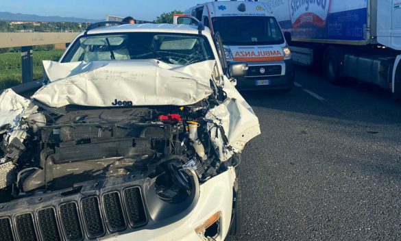 Grave incidente sulla Variante Aurelia: tre feriti dopo un violento impatto tra un camion ed un'auto