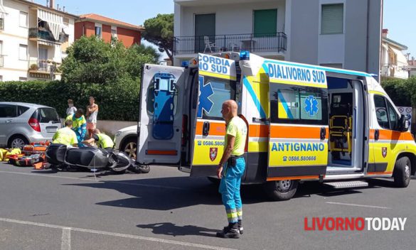 Incidente ad Ardenza: violento scontro tra scooter e auto, finiscono contro una vettura parcheggiata