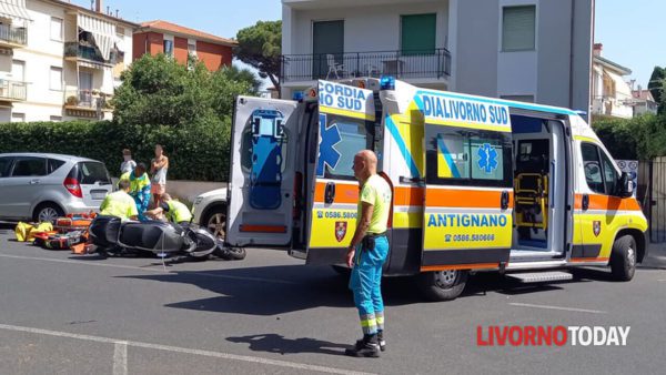 Incidente ad Ardenza: violento scontro tra scooter e auto, finiscono contro una vettura parcheggiata