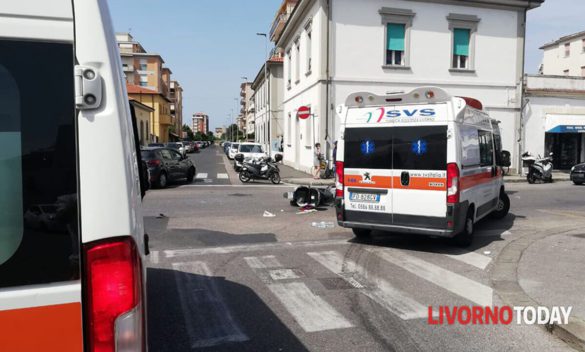 Tre persone rimangono ferite in un incidente tra scooter all'incrocio tra via Roma e via Caduti del Lavoro.