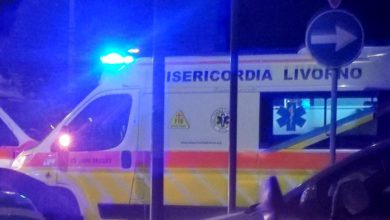 Giovane in ospedale dopo aver impattato contro due auto coinvolte in un incidente su Viale Carducci