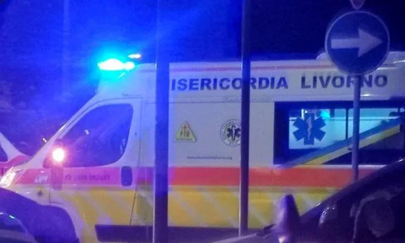 Giovane in ospedale dopo aver impattato contro due auto coinvolte in un incidente su Viale Carducci