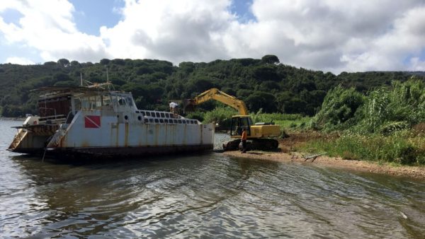 Iniziano i lavori per rimuovere il catamarano dalla spiaggia di Mola sull'Isola d'Elba: ecco le foto.