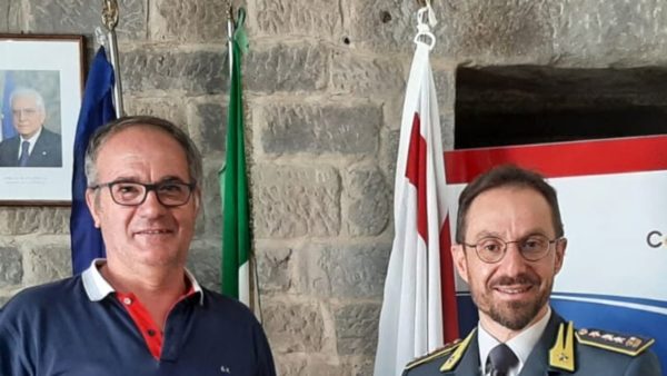 Il saluto del sindaco Meoni al comandante Lovito della Guardia di Finanza