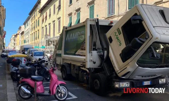 Disagi alla circolazione e traffico deviato a causa di un guasto meccanico al camion Aamps, in Via Ernesto Rossi