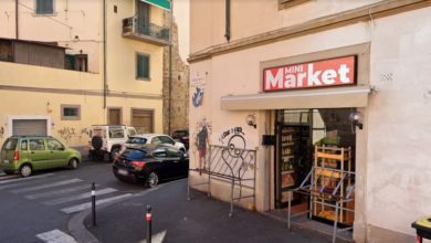 Titolare di minimarket ferito in rapina a via Novelli: colpi di pistola e fuga con l'incasso