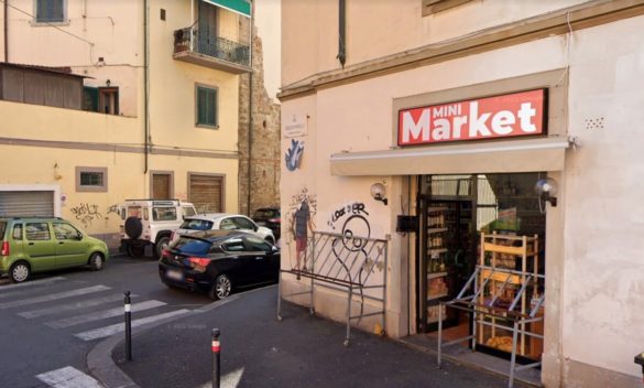 Titolare di minimarket ferito in rapina a via Novelli: colpi di pistola e fuga con l'incasso