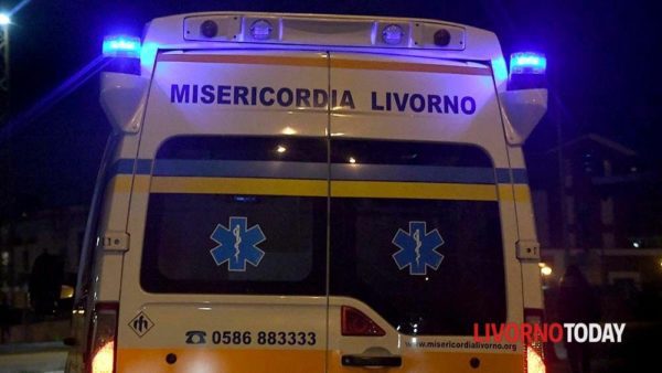 Giovane di 28 anni finisce in ospedale dopo aver perso il controllo dello scooter e caduto in un fossato