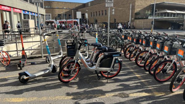 Regole per la sosta di monopattini e bici elettriche: evitare le soste selvagge, rispettare le norme / FOTO