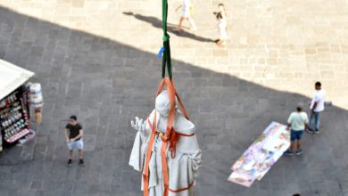 FOTO: Eccezionale sistemazione di tre nuove sculture sulla facciata del Duomo in sostituzione di quelle deteriorate.