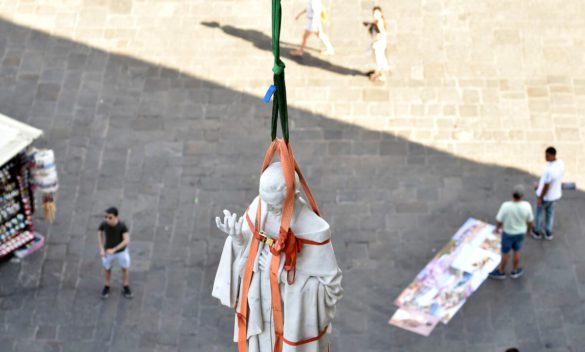 FOTO: Eccezionale sistemazione di tre nuove sculture sulla facciata del Duomo in sostituzione di quelle deteriorate.