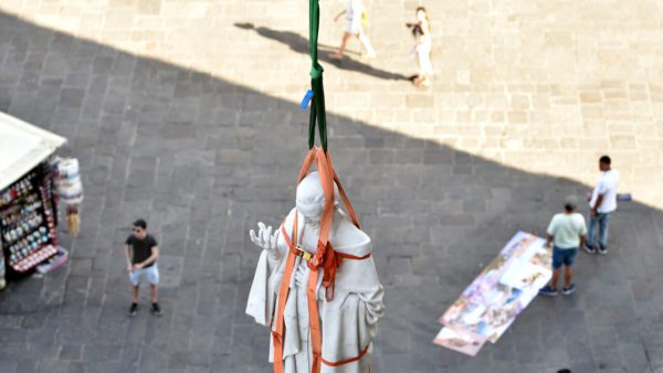 FOTO: Eccezionale sistemazione di tre nuove sculture sulla facciata del Duomo in sostituzione di quelle deteriorate.