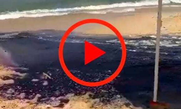 Emergenza sulla spiaggia della Biodola: un fiume di acqua nera inonda la costa dell'Isola d'Elba e si riversa in mare. Guarda il video.