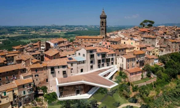 Peccioli si aggiudica il Terzo premio internazionale di architettura per il suo originale 'Palazzo Senza Tempo'