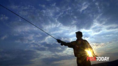 Un bravo pescatore rimane consapevole della corrente anche durante l'estate per garantire la sicurezza
