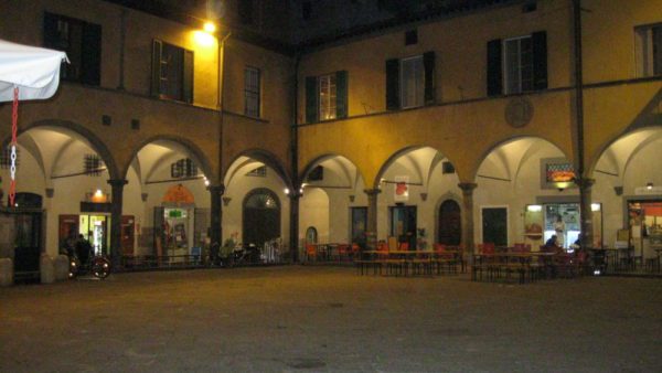 Un episodio di violenza: cliente infuriato aggredito nel minimarket in Piazza Vettovaglie