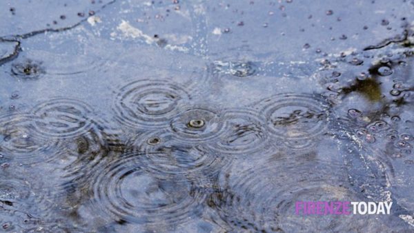 Allerta meteo: codice giallo per temporali, vento e mareggiate in Toscana il 25 martedì