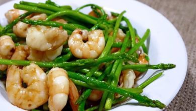 Un'insalata fresca per affrontare il caldo: la ricetta degli asparagi e gamberetti