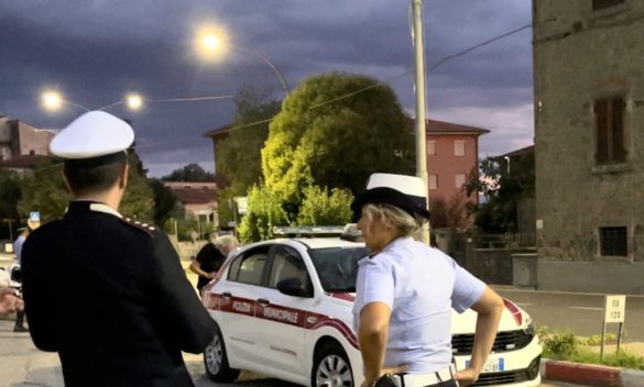 Infrange il posto di blocco ma perde la targa: catturato dalla Municipale