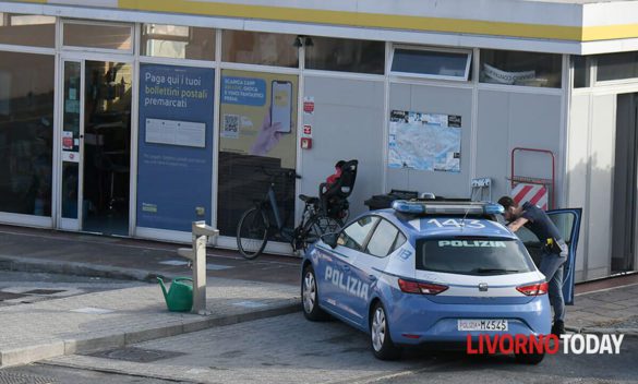 Prova a rubare la bicicletta al benzinaio di Venezia, minaccia con un cartello stradale: intervento della polizia