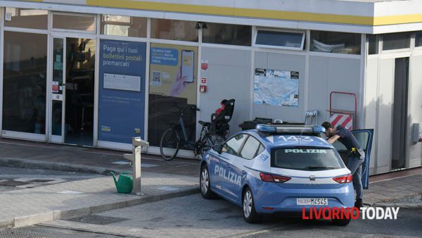 Prova a rubare la bicicletta al benzinaio di Venezia, minaccia con un cartello stradale: intervento della polizia