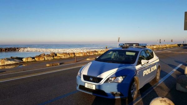 Due giovani arrestati per aggressione ai poliziotti in spiaggia sotto l'effetto di droga.