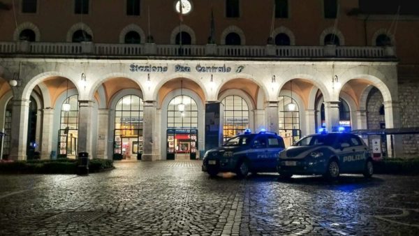 Arrestato uomo sorpreso sotto i loggiati di viale Gramsci nonostante gli arresti domiciliari