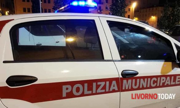 Minaccia di autista ci è scagliato contro da un veicolo urtato
alla fermata dell'autobus: intervento immediato della Polizia municipale