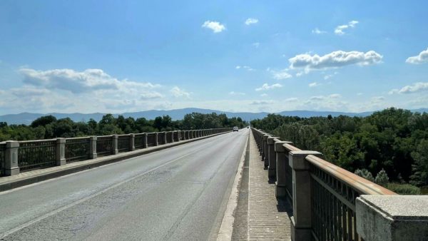 Giovane salvato dagli agenti sul ponte di Pratantico: Vieni con noi, sarai al sicuro